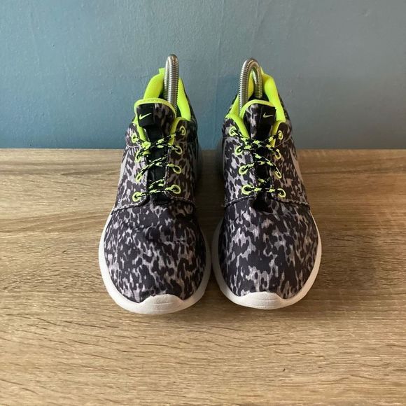 Nike Women's Roshe Run Leopard Camo Print Sneaker Running Shoes Gray Green Size - Picture 3 of 6